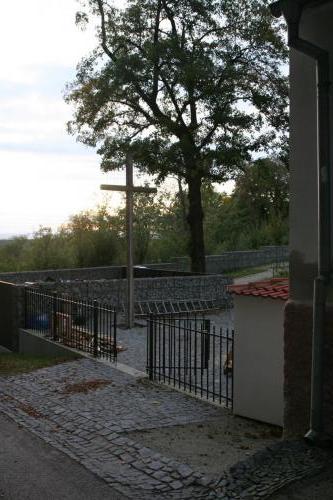 Kříž v Hluboké nad Vltavou 